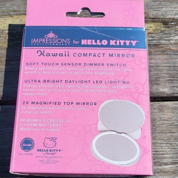 Hello Kitty Ultra Bright LED Magnifying Compact Mirror - Picture 5 of 7